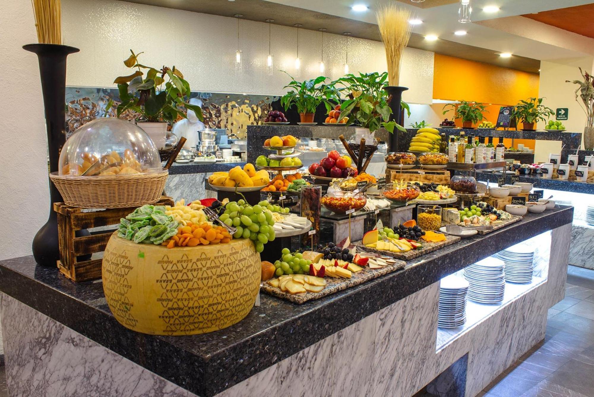 Camino Real Polanco Mexico Hotell Exteriör bild A cheese counter at a buffet