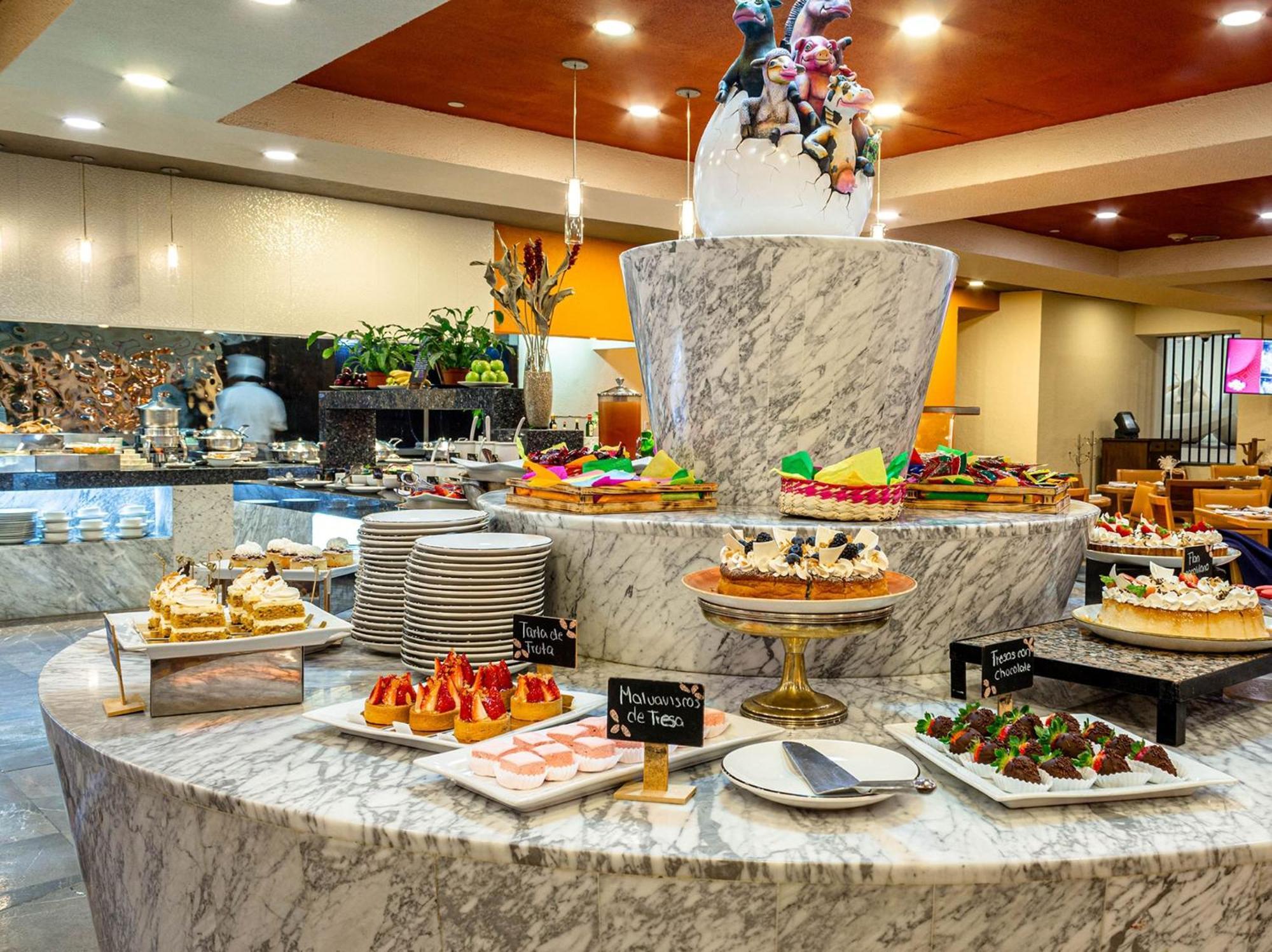 Camino Real Polanco Mexico Hotell Exteriör bild A dessert buffet